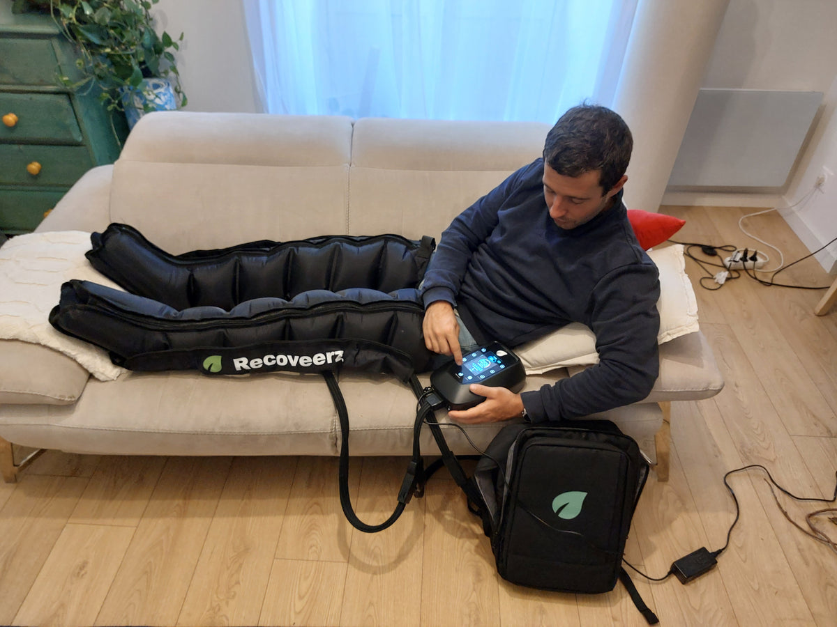 Louis Calais, ultra-traileur et ambassadeur Recoveerz, en bottes Recoveerz après l’entraînement