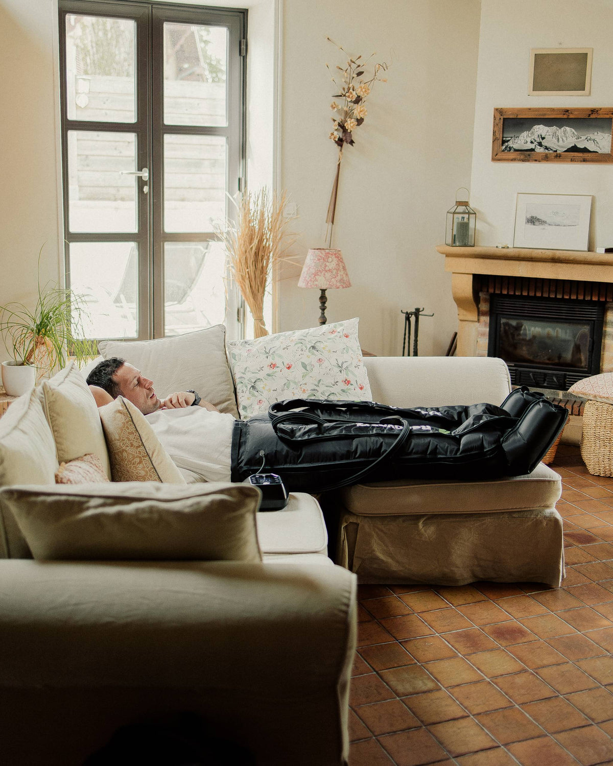 Routine bien-être du soir avec le pantalon Recoveerz pour une sensation de jambes légères
