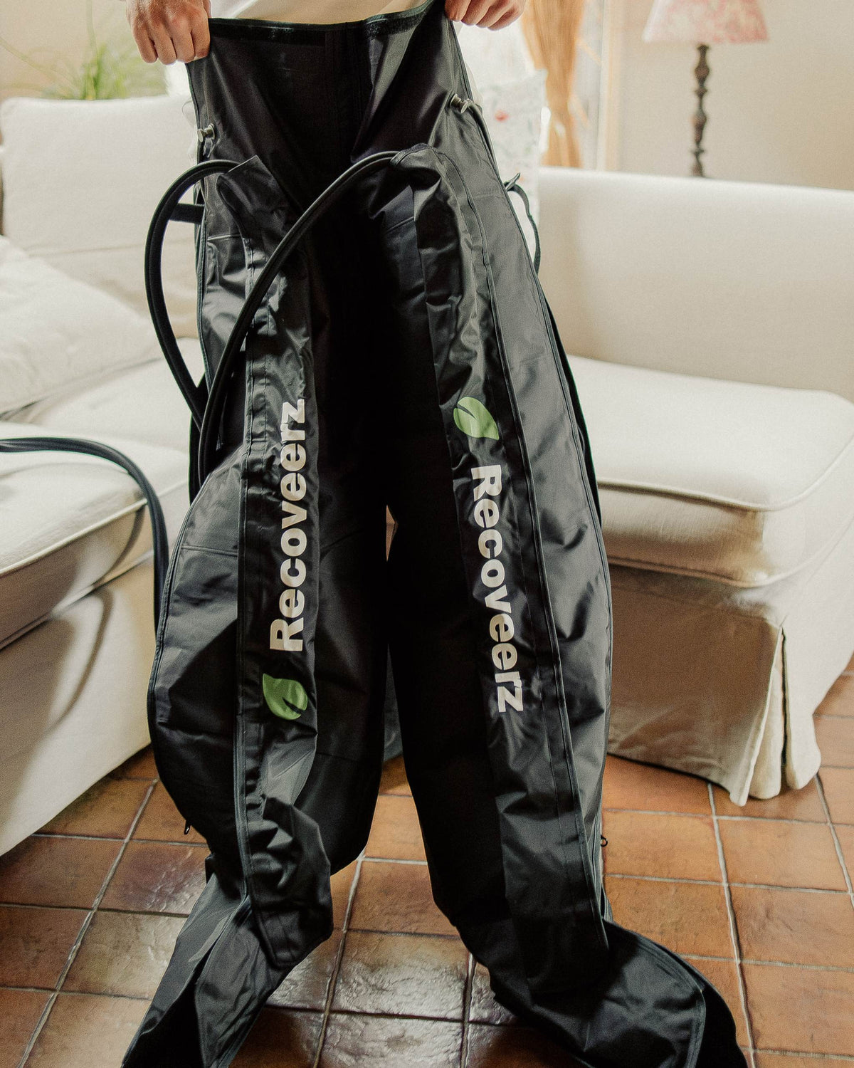 Pantalon de pressothérapie Recoveerz vendu seul, tenu ouvert, logo sur chaque jambe