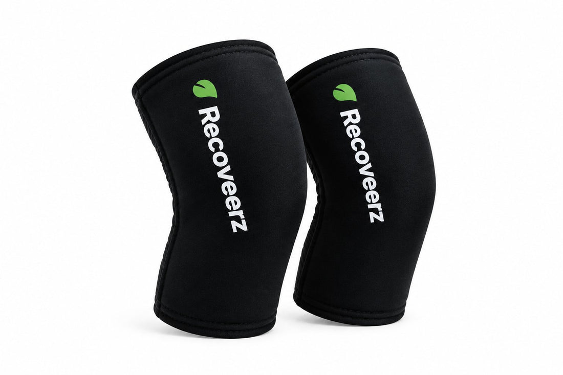 Poche de glace genou réutilisable Cryo Pad Recoveerz, manchon froid noir sur fond blanc