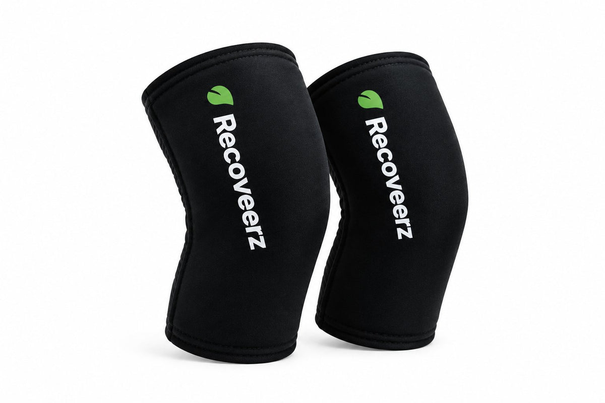 Poche de glace genou réutilisable Cryo Pad Recoveerz, manchon froid noir sur fond blanc