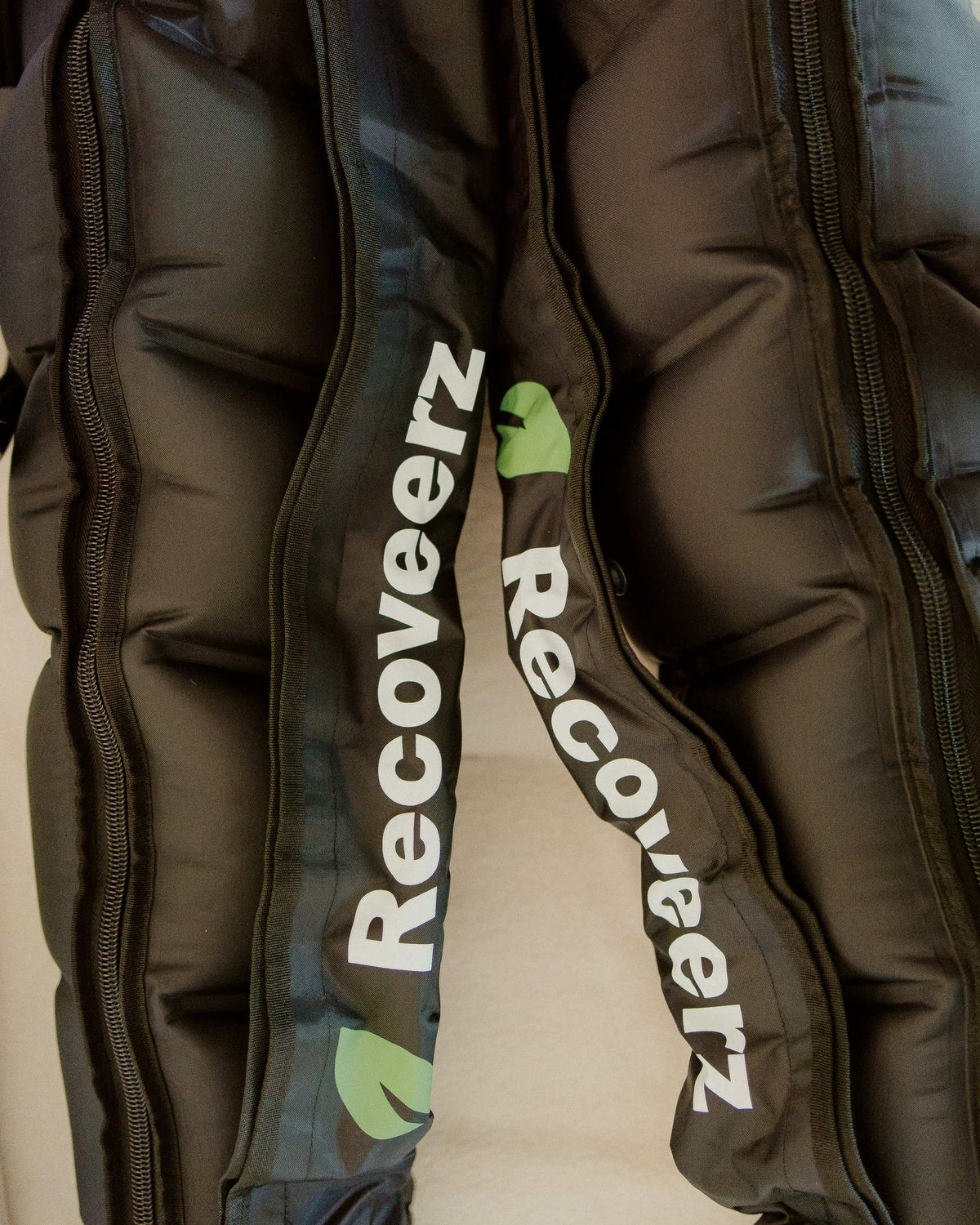 Les 6 chambres d'air et les logos des deux bottes de pressothérapie Recoveerz Pro 6