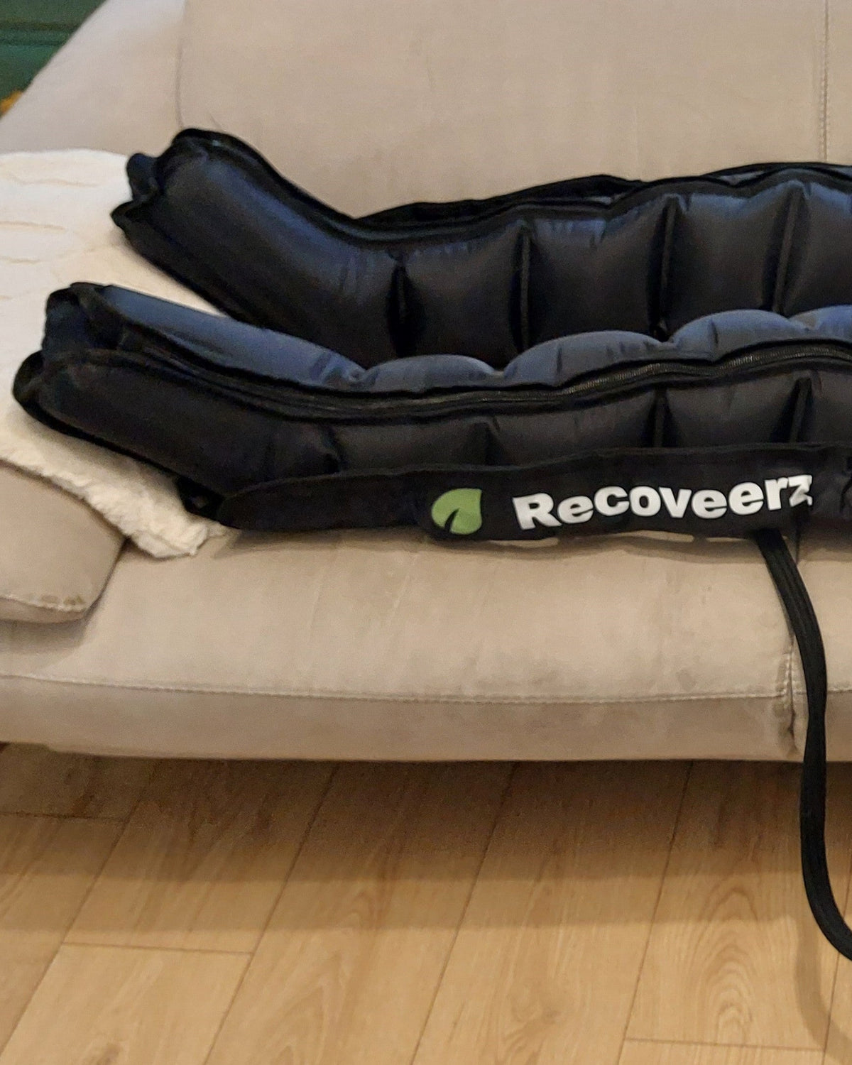 Bottes Recoveerz 6 chambres portées sur un canapé, boîtier non inclus