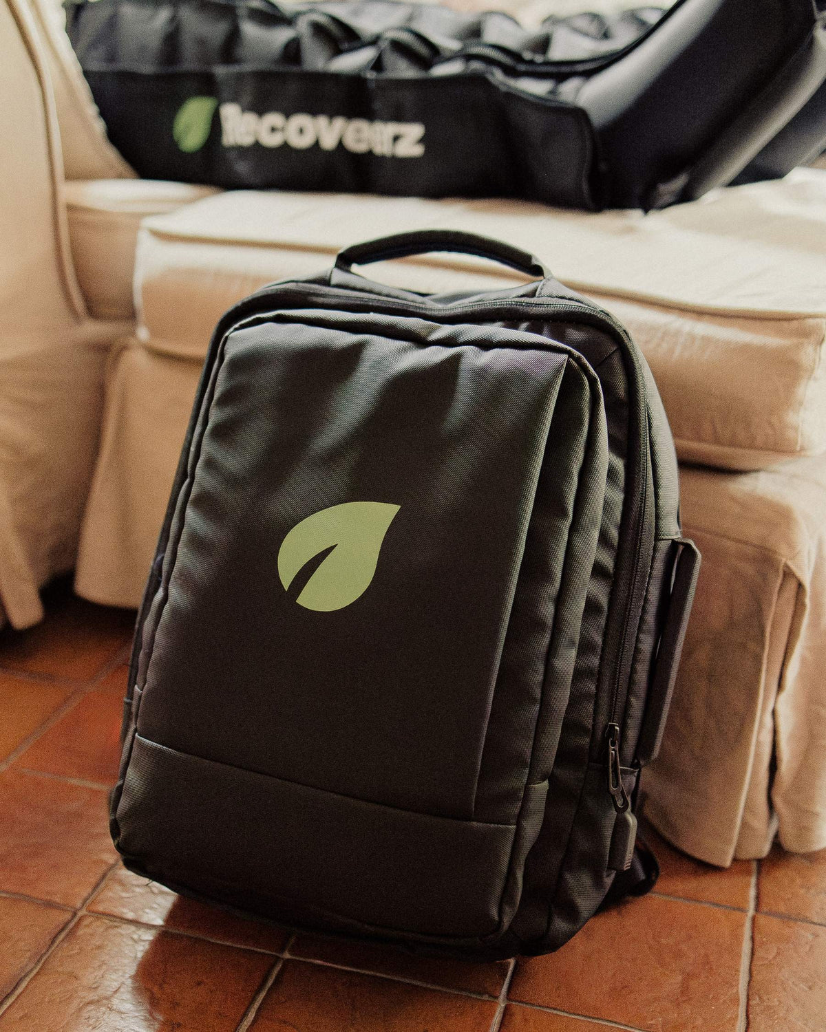 Sac de transport Recoveerz inclus dans le pack, posé au sol devant les bottes