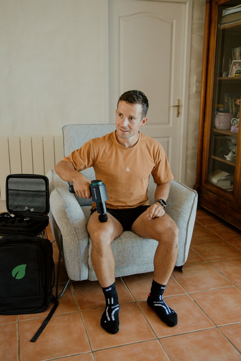 Louis Calais, ambassadeur Recoveerz, utilisant le pistolet de massage
